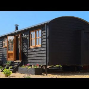 Beautiful in Black Daisy Park Shepherds Hut with Hot Tub