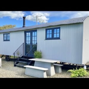 Beautiful White Pencuke Farm Shepherds Hut with Luxurious Bathroom