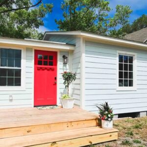 ABSOLUTELY GORGEOUS BUNGALOW TINY HOUSE HAS EVERYTHING YOU NEED