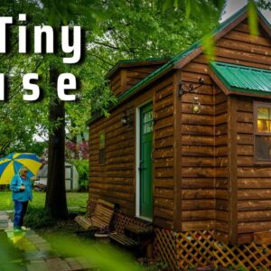 Traveling Art Teacher's teeny Tiny House - mind-blowing 18 ft design!