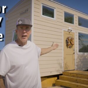 He lives in a Single Level Tiny House for a freeing simple lifestyle