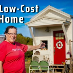 Retired Woman helps to build her own Affordable Tiny House - so cute!