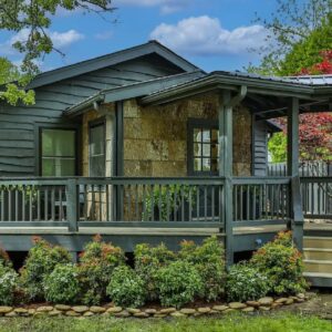 Absolutely Gorgeous Mountain Cottage In The Center Of Downtown Highlands