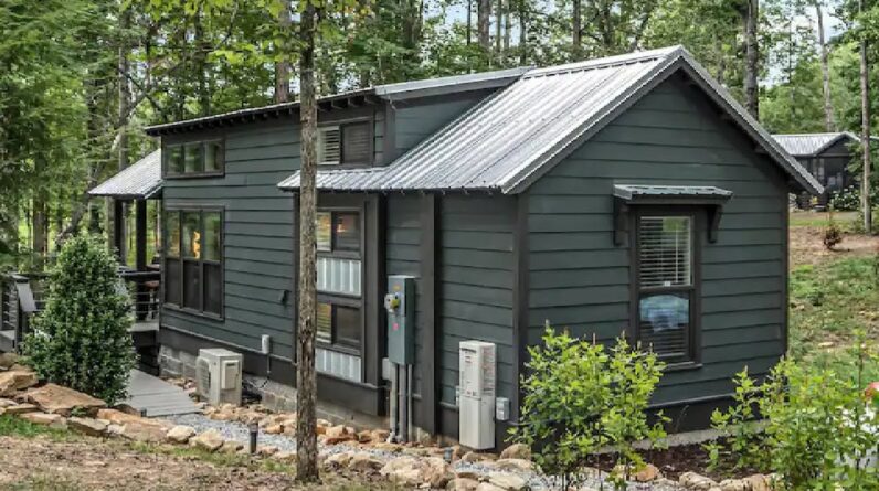 Gorgeous Paddle Cove Lakeside Tiny House Reconnect to Nature